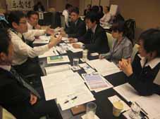 「人を生かす経営」パンフレットを参加者全員が持ち込んで討論