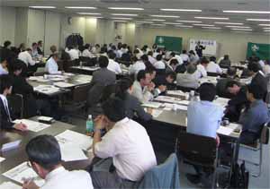 主催者あいさつする田中・中同協副会長