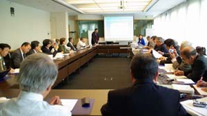 EU企業・産業総局で、憲章とSBAについて説明を聴く聞く