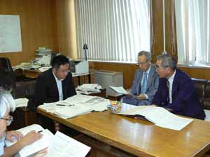 要望する三神代表理事(中)と吉田政策委員長