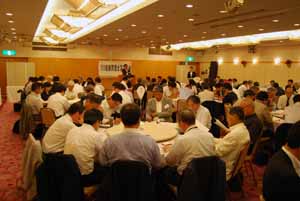 組織問題交流会で問題提起する広浜中同協幹事長