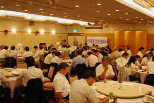 中同協常任幹事会であいさつする鋤柄中同協会長