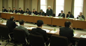 自民党との懇談会。京都府議会議員24名のうち21名が出席。挨拶する中沼代表理事。