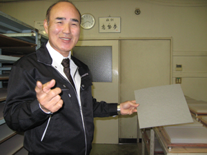 新幹線N700系に使用されるパネルを持つ鳥越社長