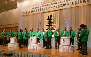 200名会員達成記念パーティーでの鏡開き