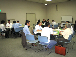 支部例会では、事前に報告者の会社で打ち合わせ、事前報告会も開いて、当日を迎えます