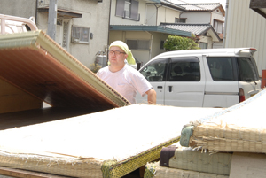 リフォームのために畳を運び出す