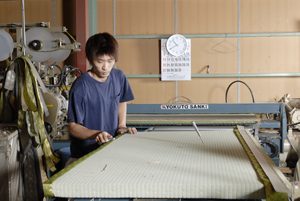 工場に持ち帰って、畳の表替え作業
