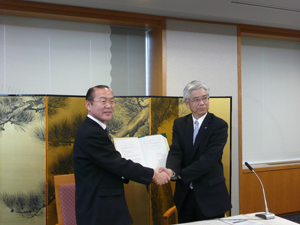 握手する川合氏（写真左）と栗野氏