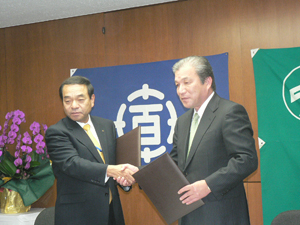 握手する川北氏（写真右）と川村氏