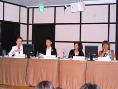 パネリストの糸数氏（左）