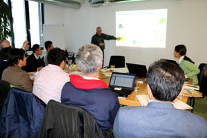 エネルギー研究所でレクチャーを受ける視察団