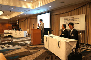 報告する日下氏